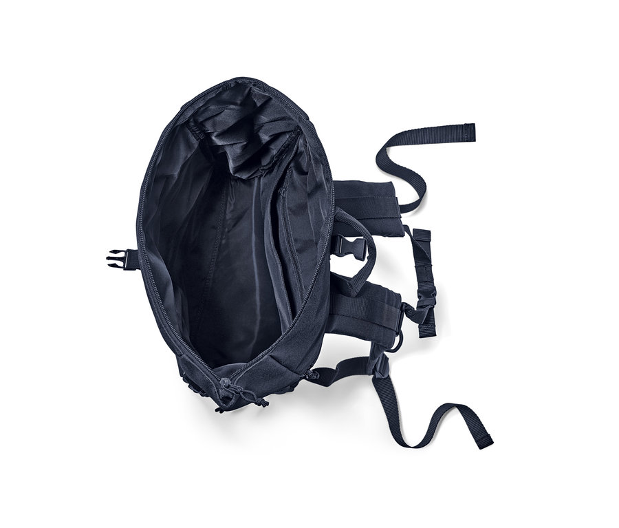 Offener schwarzer Outdoor-Rucksack.