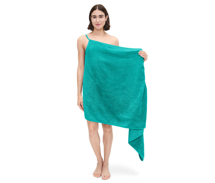 Frau hält ein aqua Handtuch-Kleid.