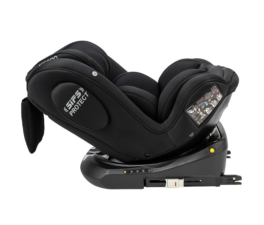 Der schwarze Osann Kindersitz »Swift360 S« ist auf einem weißen Hintergrund geneigt.