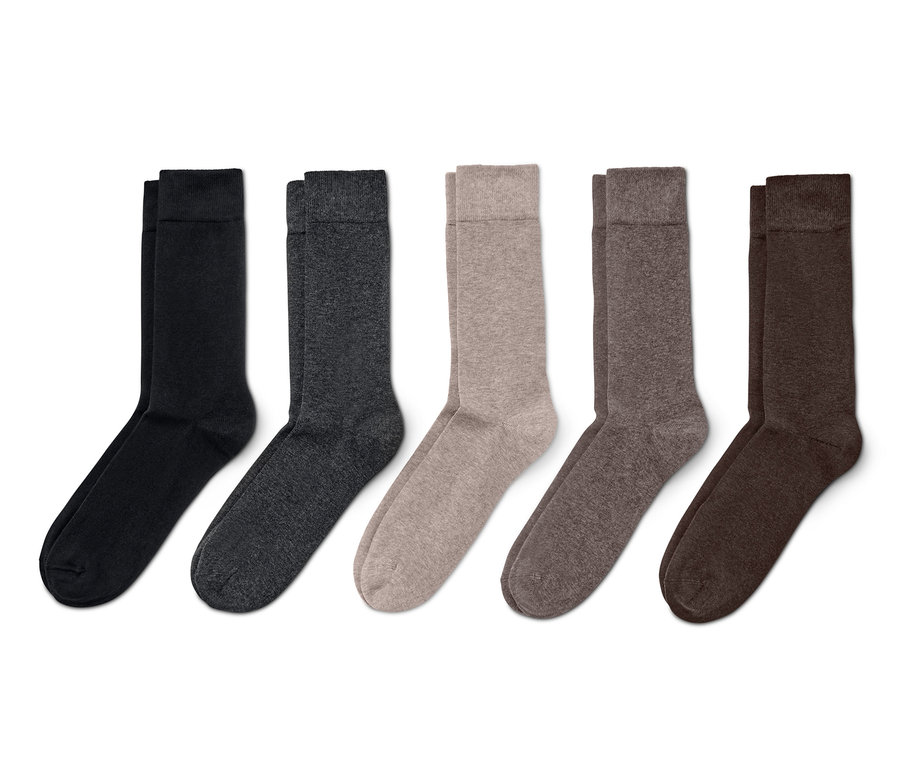 Fünf Paar Socken in verschiedenen Farben.