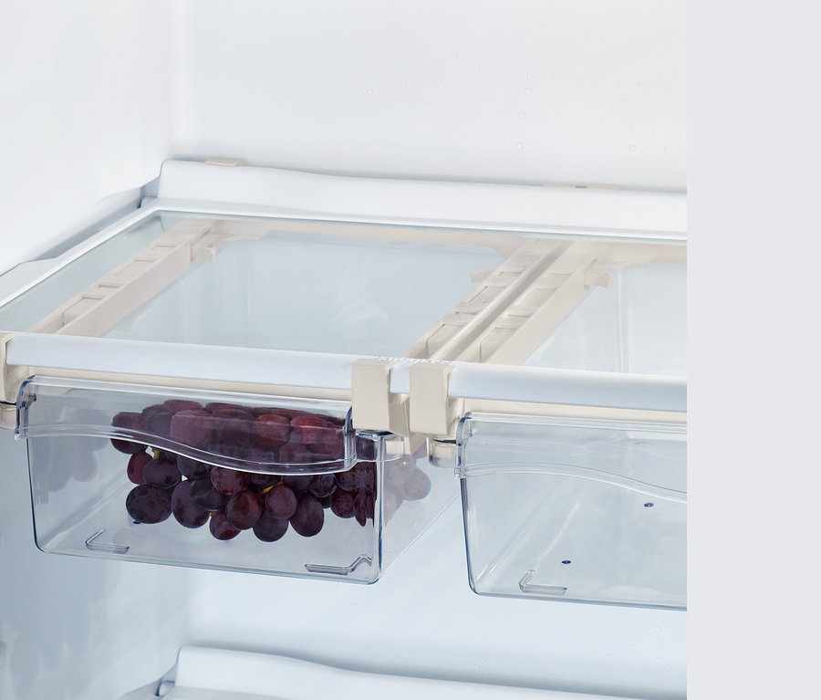 Rote Trauben in zwei ausziehbaren Kühlschrankkörben.