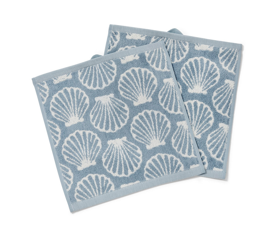 Zwei blaue Waschlappen mit Muschelmuster.
