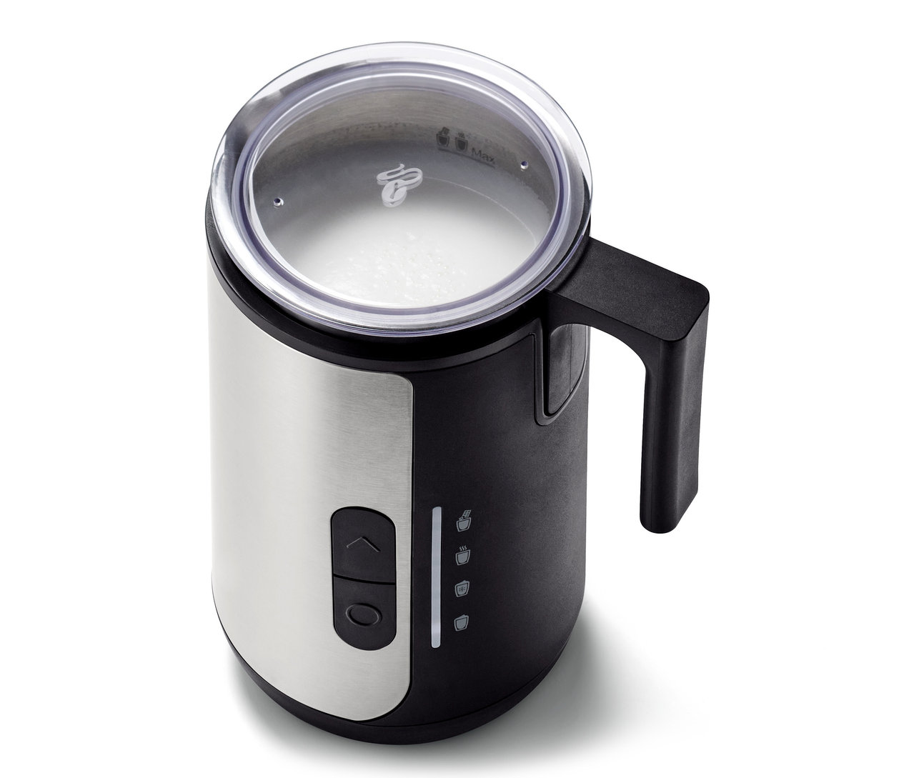 Ein silberner und schwarzer, elektrischer Milchaufschäumer mit transparentem Deckel und Milch im Inneren.