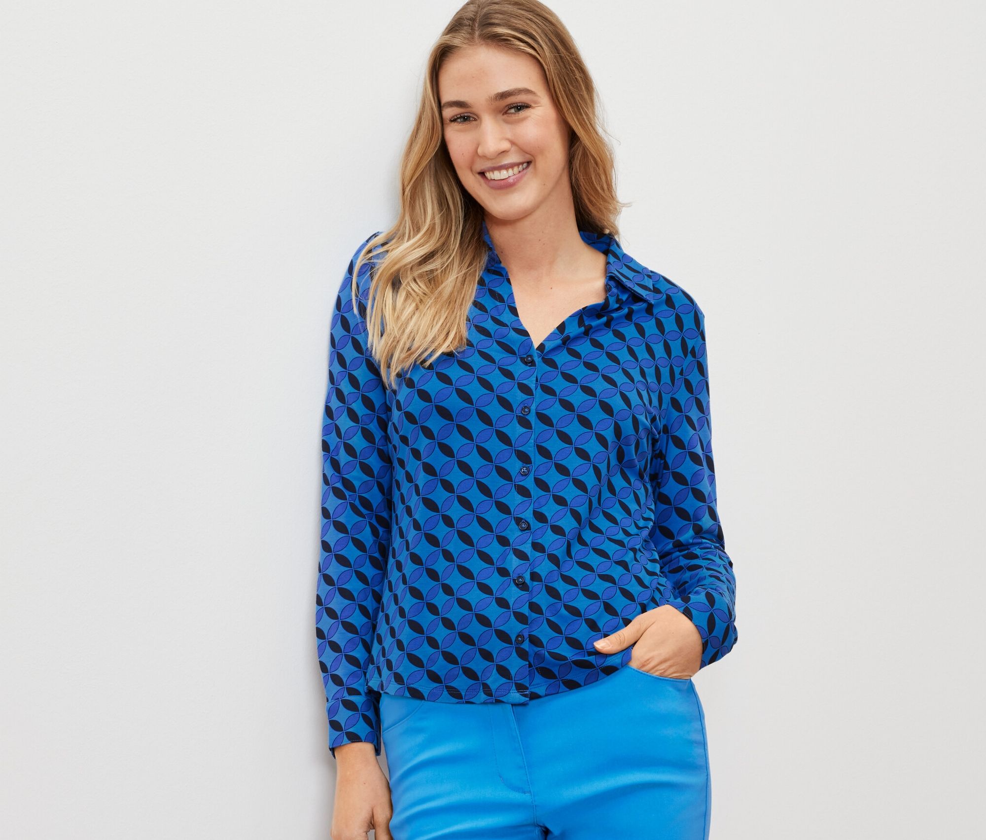 Thumbnail - Tchibo - Blusenshirt mit Knopfleiste - Damen - Gr. XXL - blau/print