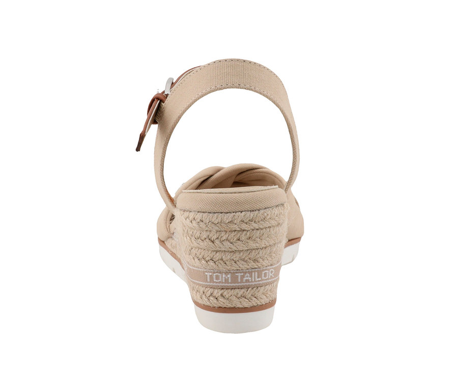 Rückansicht einer beige Tom Tailor Sandale aus PU/Textil mit Keilabsatz.