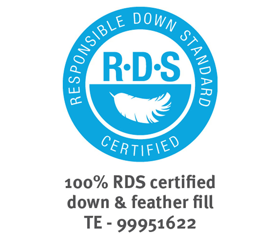 Blaues RDS (Responsible Down Standard) Logo mit Feder in der Mitte und Text "100% RDS certified down & feather fill TE - 99951622" darunter. Paradies 3-Kammer-Daunenkissen »Eimsbüttel«, mittel, 80 x 80 cm.