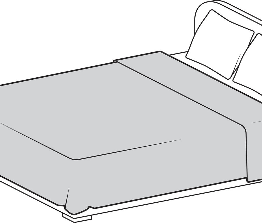 Ein Bett mit zwei Kissen und einem Renforcé-Überwurf.
