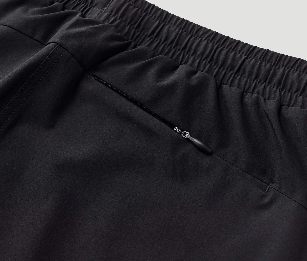 Detail der Funktions-Rockshorts mit Reißverschlusstasche.