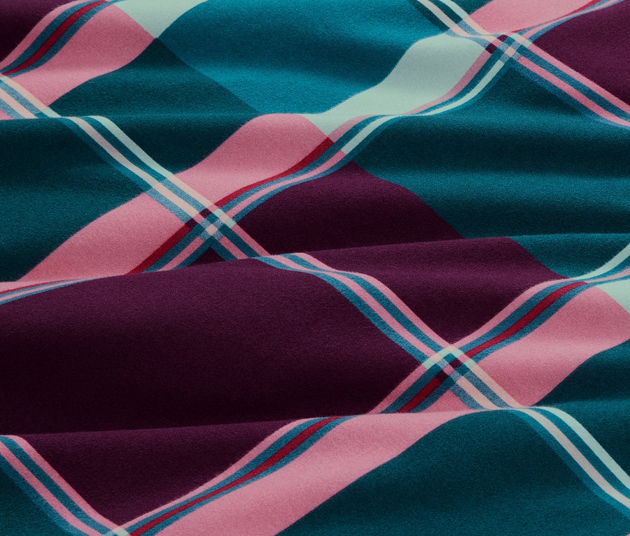 Nahaufnahme von Biber-Bettwäsche, Normalgröße, in einem Karomuster aus Blau-, Rosa- und Lilatönen.