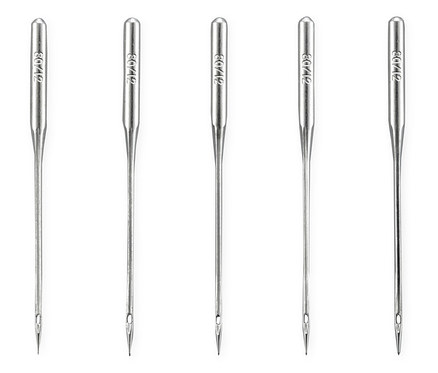 Fünf silberne Nähmaschinennadeln.