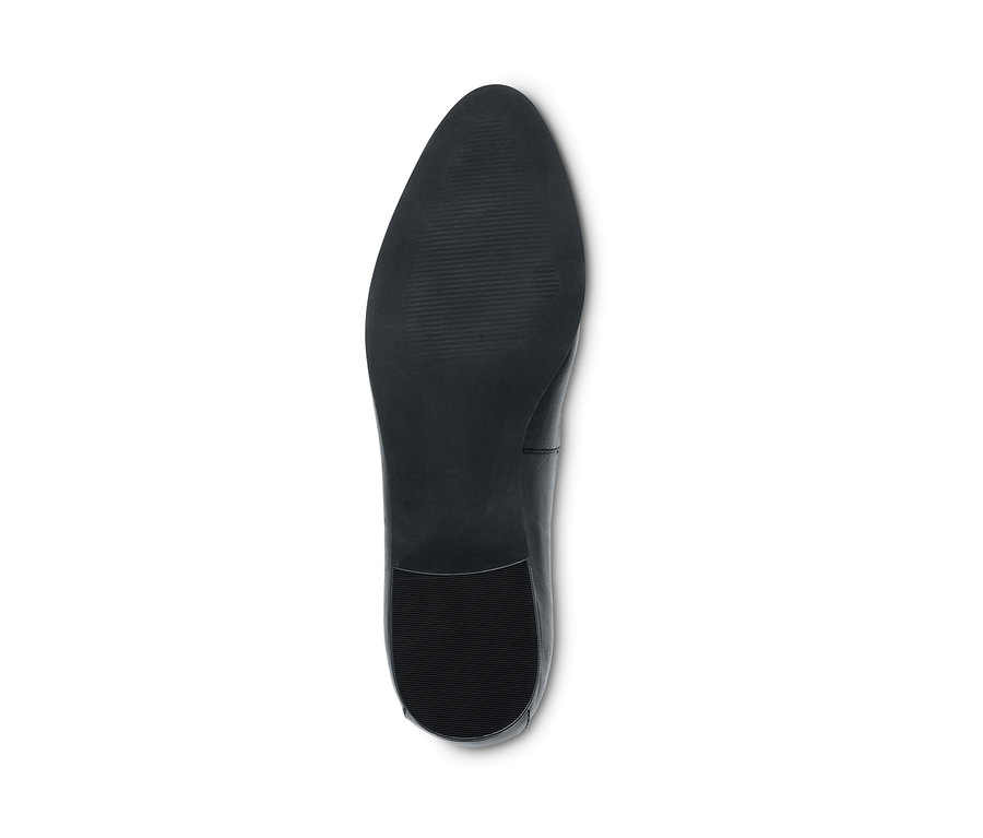 Detailansicht der Sohle eines schwarzen Loafer® aus chromfrei gegerbtem Leder.