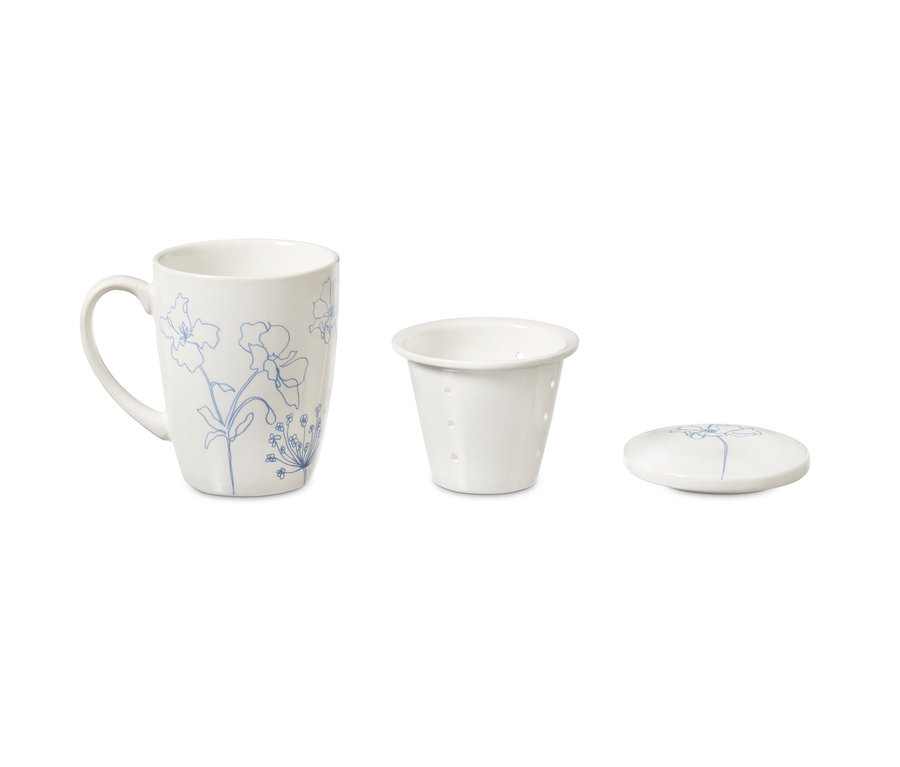 Eine Teetasse mit Sieb und Deckel aus Porzellan mit blauem Blumenmuster.