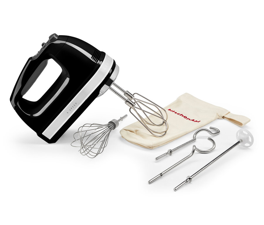 Ein schwarzer Handmixer mit diversen Zubehörteilen und einem Beutel auf weißem Hintergrund.