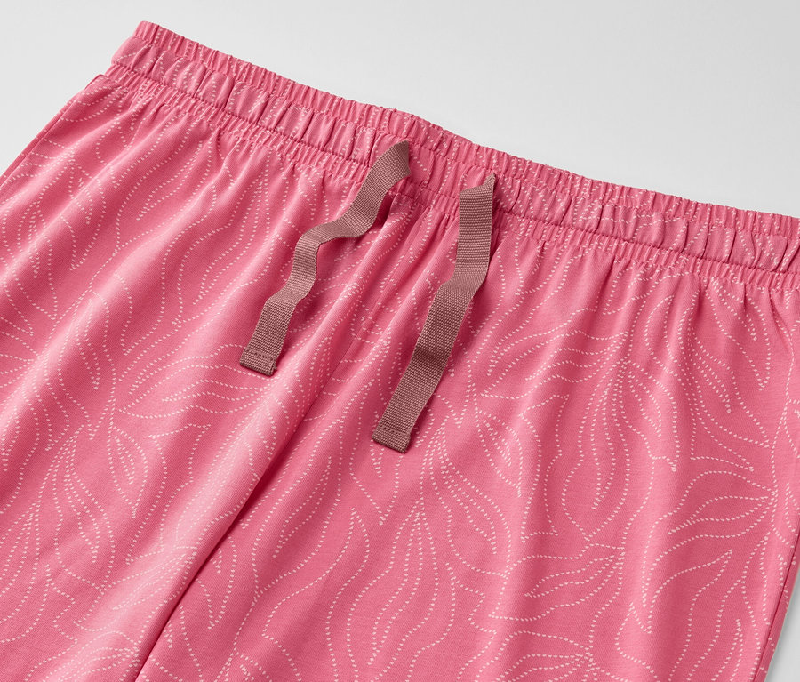 Detailansicht einer pinken Pyjamahose mit Blattmuster.