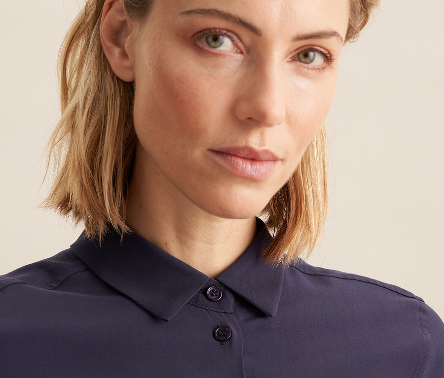 Porträt einer blonden Frau in einer Seidensticker Bluse aus Viskose.