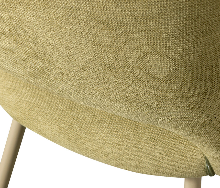 Detailaufnahme von Stoff und Bein eines Woood »Jenny« Stuhls im 2er-Set, Salbei.