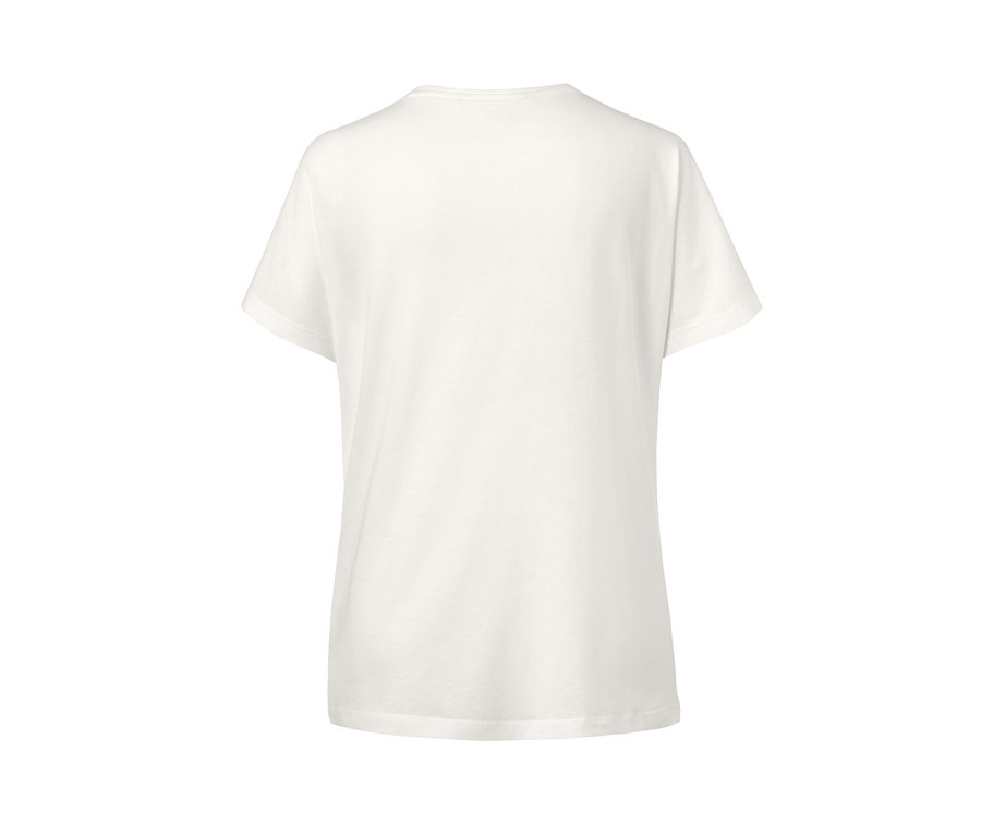 Weißes Shirt mit Rundhalsausschnitt.