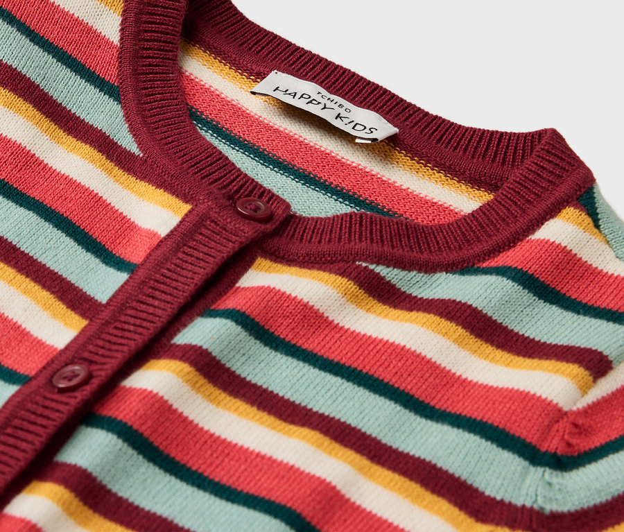 Detailansicht einer gestreiften Kinder-Strickjacke mit bordeauxfarbenen Bündchen und Knöpfen.