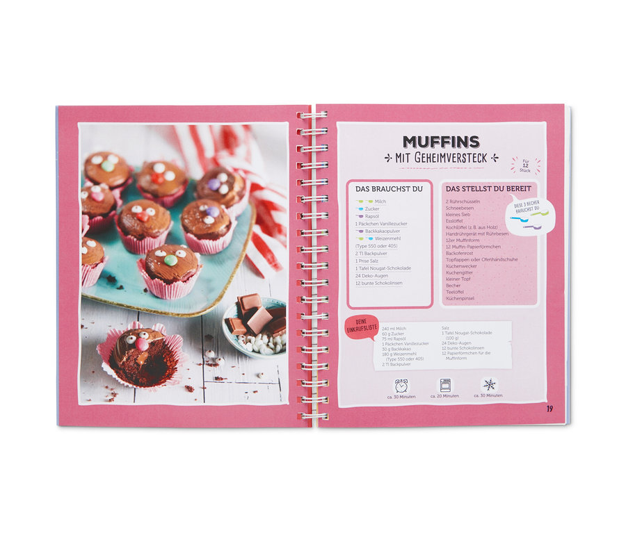 Rezeptbuch aufgeschlagen auf einer Seite mit Anweisungen zur Herstellung von Muffins mit Zuckerguss und Gesichtsverzierungen. Kinder-Backset: »Backen ist doch kinderleicht!«