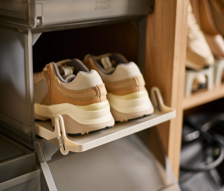 Paar braune Schuhe im Joseph Joseph Premium-Schuhaufbewahrungsbox Regal.