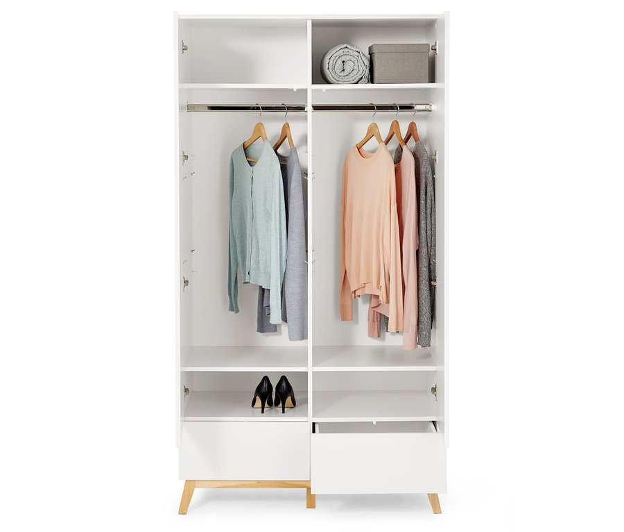 Offener, weißer 2-türiger Kleiderschrank (100 cm) mit Kleidung, Schuhen und Aufbewahrungsbox.