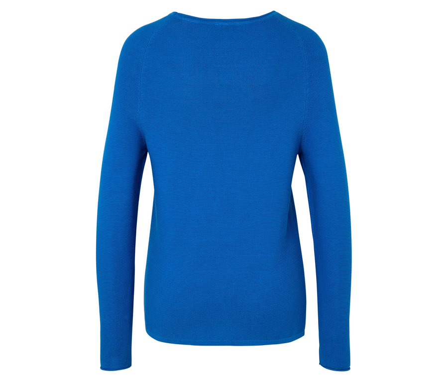 Blauer Pullover mit langen Ärmeln.