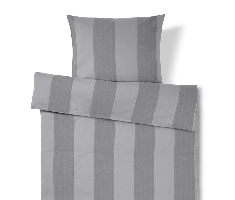 Gestreifte Bettwäsche in Grau und Weiß mit einem Kissen oben.
