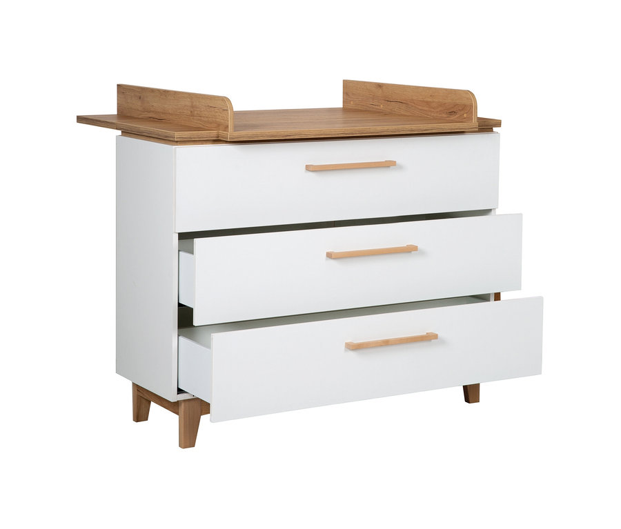 Weiße Kommode mit Holzdetails und drei Schubladen, von denen zwei geöffnet sind. Teil des roba »Finn« Kinderzimmersets.