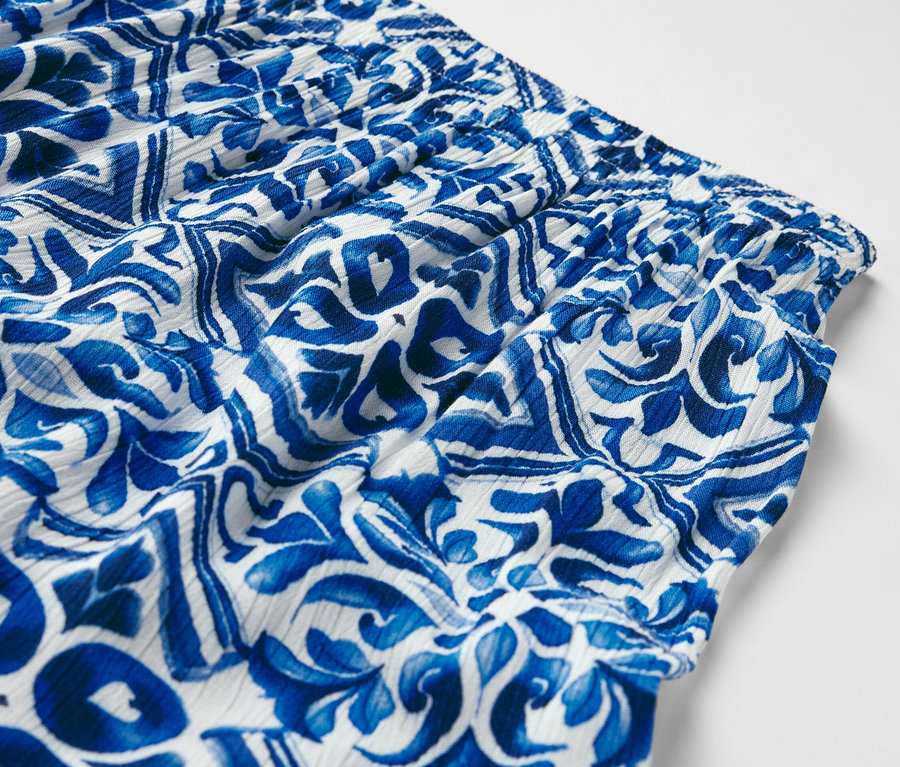 Detailansicht eines bedruckten Webrocks.