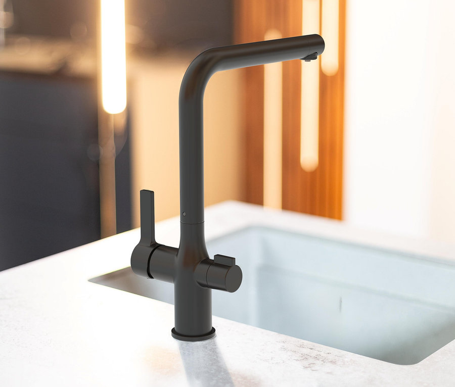 Detailaufnahme einer schwarzen Schütte AQUASTAR PRO Filterarmatur auf einem Waschbecken.