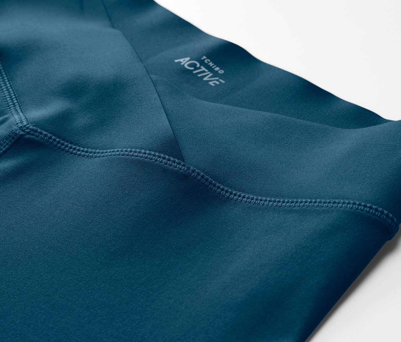 Detailaufnahme einer marineblauen 7/8-Sporttight.