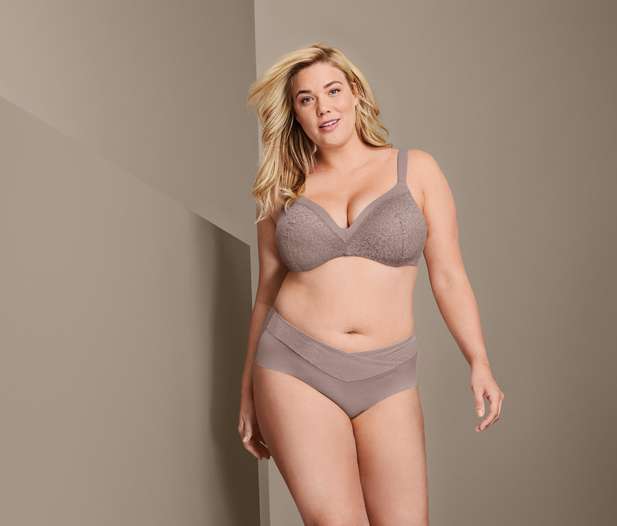 Blonde Frau trägt einen Softschalen-BH und Unterhose.