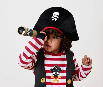 Junge im Piratenkostüm schaut durch ein Fernrohr.