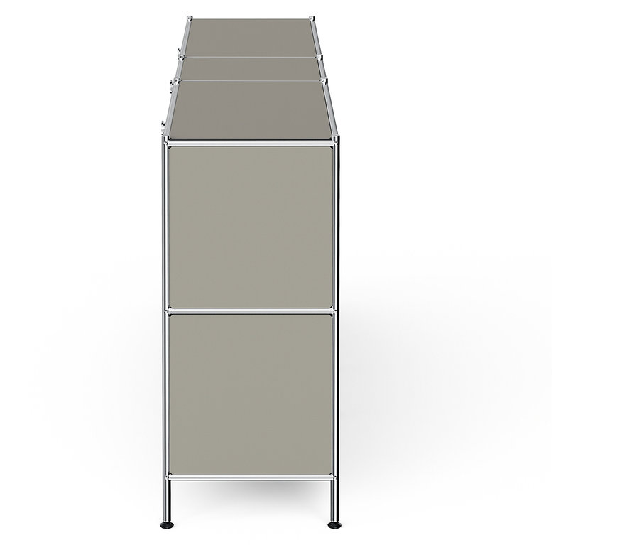 Seitenansicht eines hohen, grauen modularen Aufbewahrungssystems mit Metallrahmen.