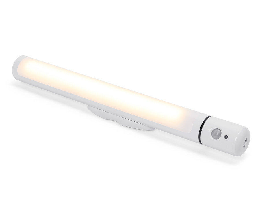 Ein weißes LED-Licht mit Bewegungssensor liegt auf einem weißen Hintergrund.