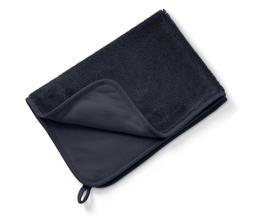 Nahaufnahme eines marineblauen Handtuchs, das auf einem weißen Hintergrund gefaltet ist.