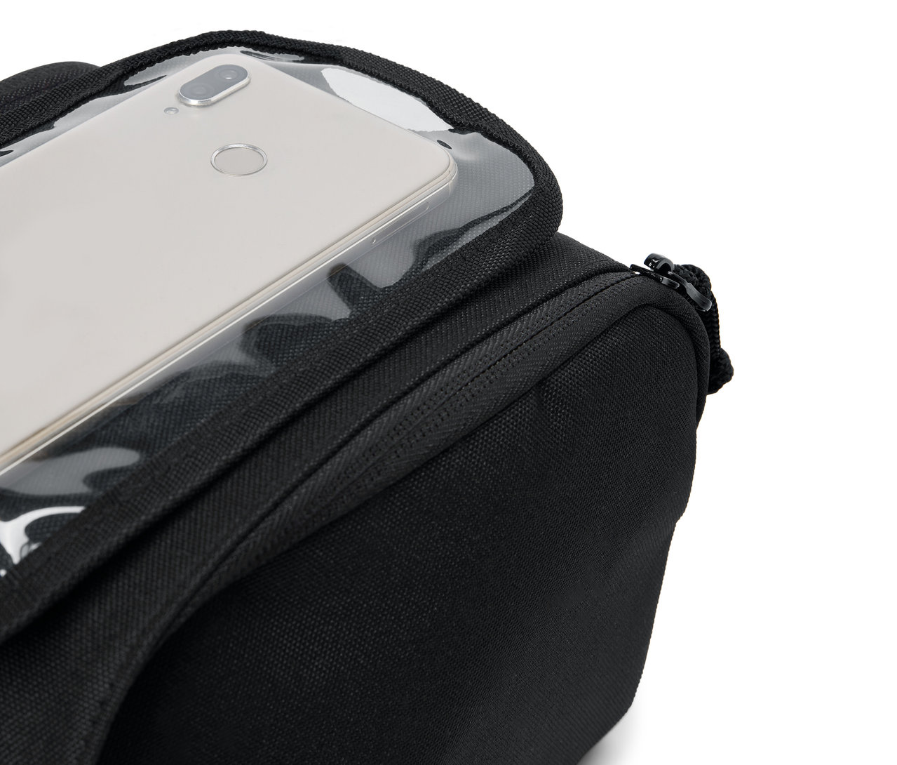 Ein silbernes Smartphone liegt in einer durchsichtigen Tasche auf einer schwarzen Tasche.