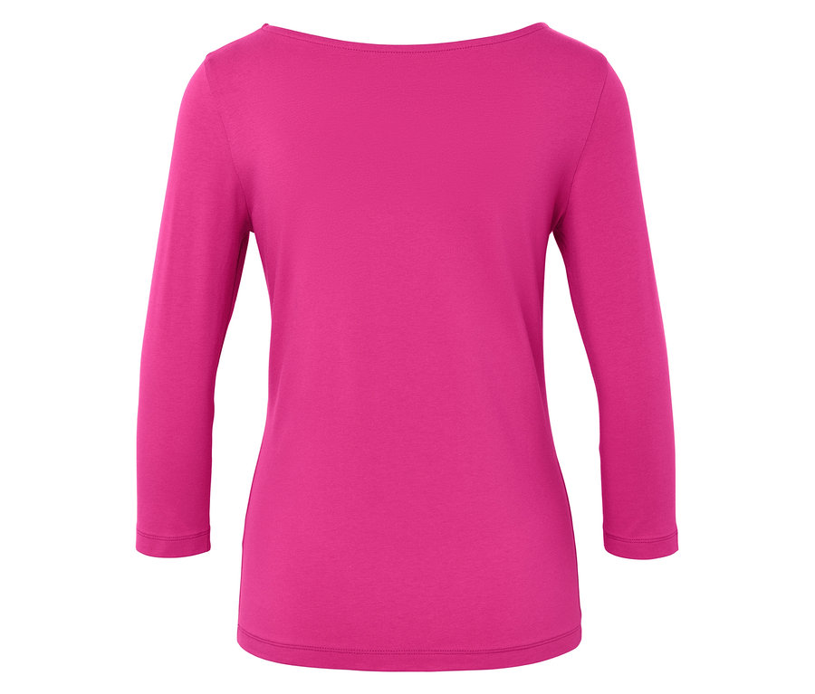 Detailansicht der Rückseite eines pinkfarbenen T-Shirts mit Dreiviertelärmeln und Rundhalsausschnitt.