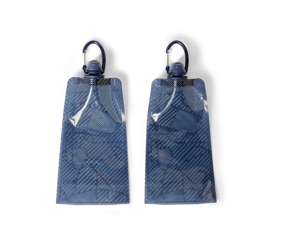 Zwei blaue Trinkbeutel.