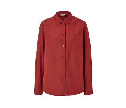 Eine rote Outdoorbluse mit langen Ärmeln und einer Brusttasche.