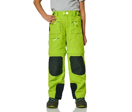 Kind trägt eine grüne Jako-O Zipp-off-Hose mit dunklen Knie- und Knöchelpartien.