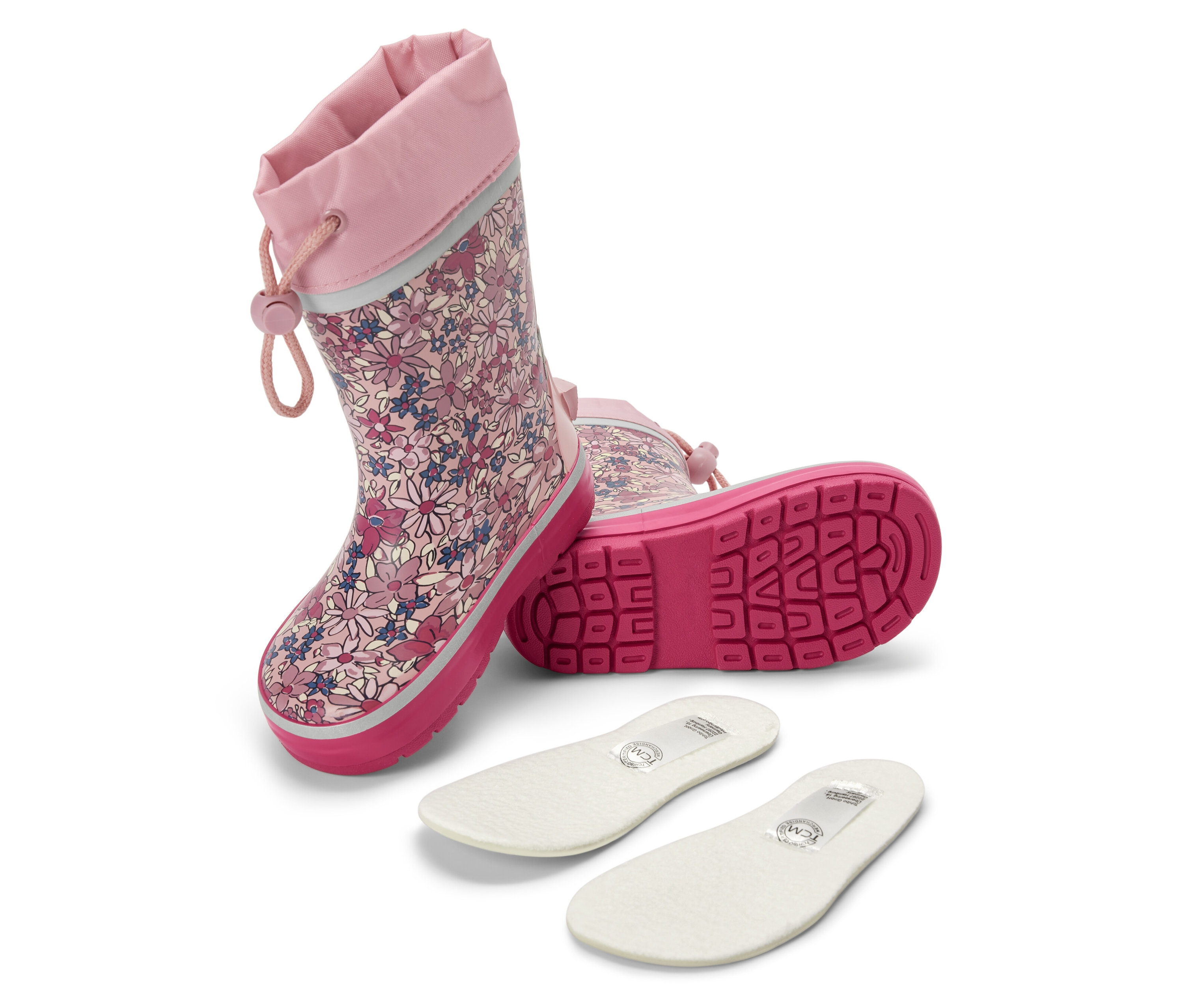 Kindergummistiefel mit Blumenmuster und rosa Sohle, daneben zwei weiße Einlegesohlen.