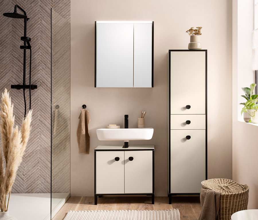 Badezimmer mit cremebeigem Spiegelschrank »Edda«, Waschbecken, Dusche und Dekoration.