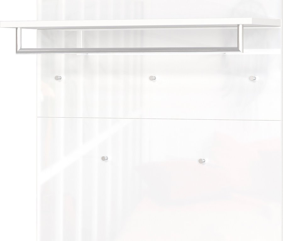 Weiße Wandgarderobe mit einer Ablage und einer Stange sowie vier Haken.