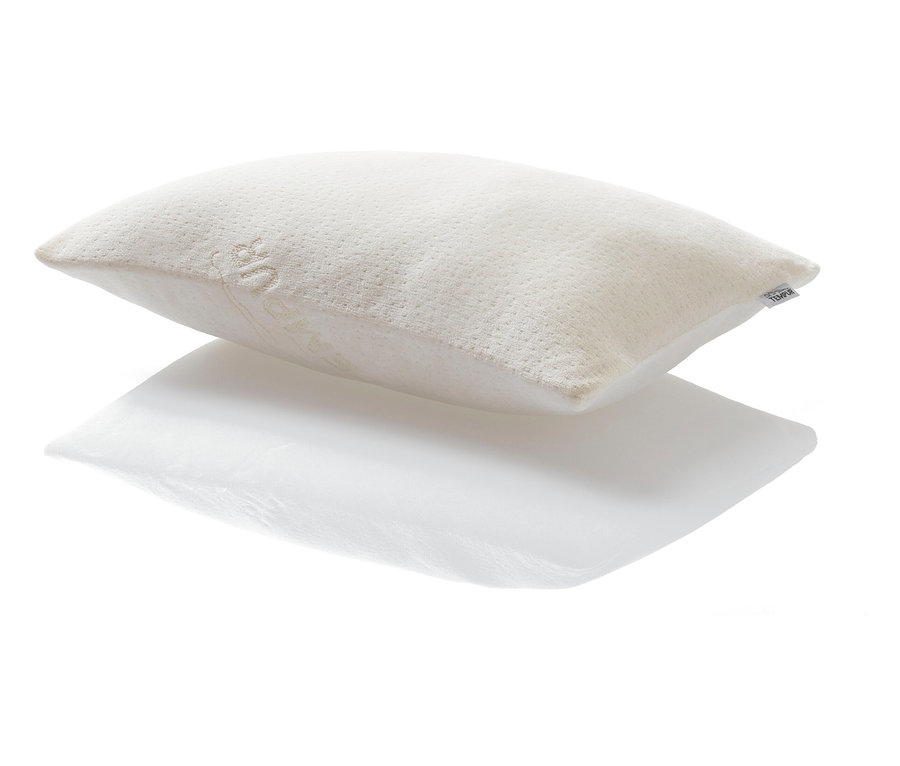Das TEMPUR® Comfort Travel Kissen liegt auf einer weißen Oberfläche.