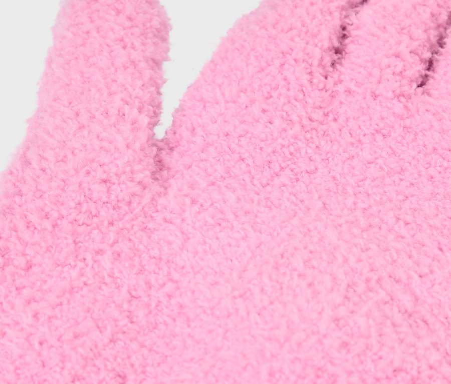 Nahaufnahme eines rosafarbenen Handschuhs mit flauschiger Textur.