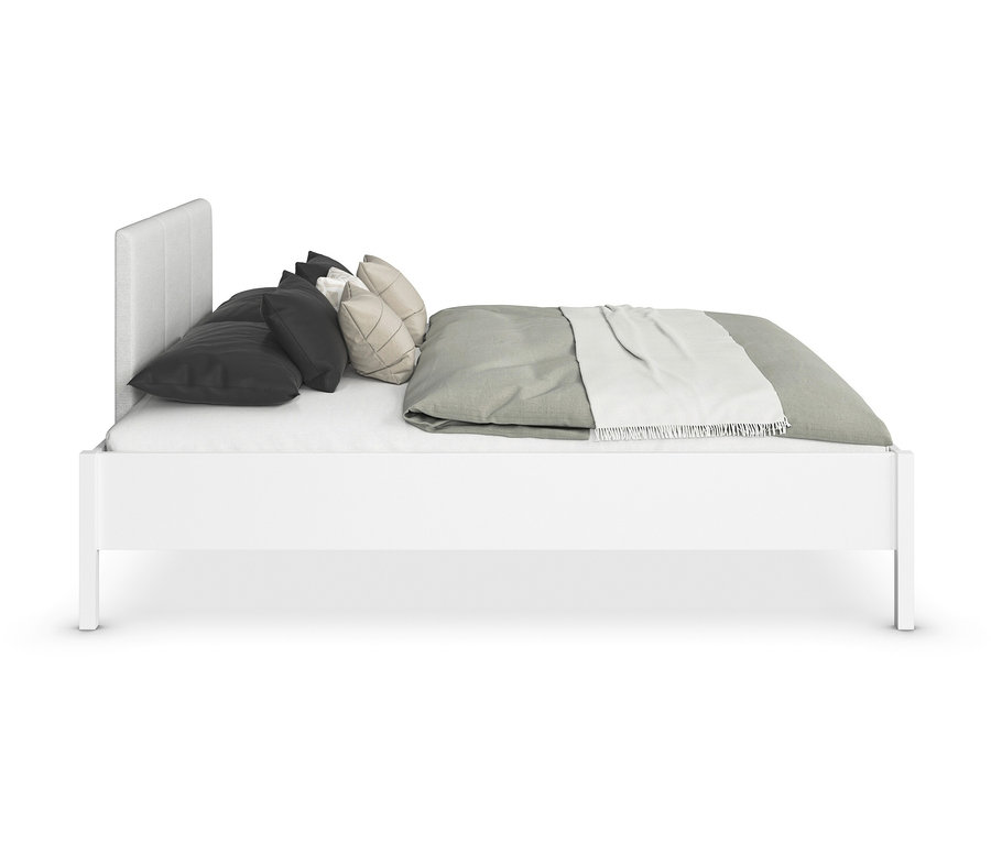 Bett mit weißem Rahmen, mehreren Kissen und einer grauen Decke.