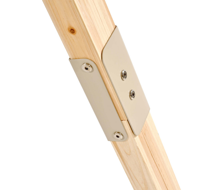 Nahaufnahme von zwei hellen Holzstücken, die mit einer beigen Metallplatte und Schrauben verbunden sind.