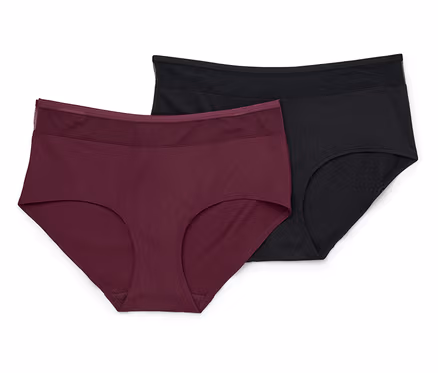 Ein burgunderroter und ein schwarzer Damenslip liegen nebeneinander.