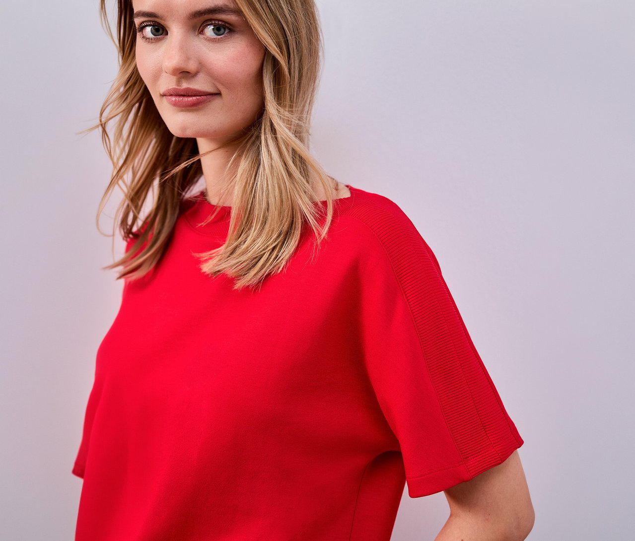 Frau trägt ein rotes Street One Kurzarmshirt.